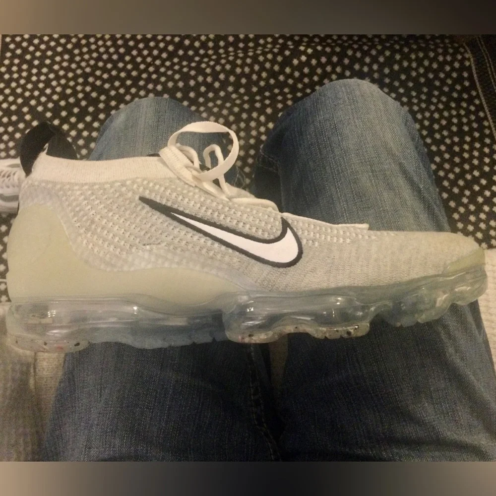 NIKE AIR VAPORMAX MONOCHROME. NEW WITHOUT BOX.